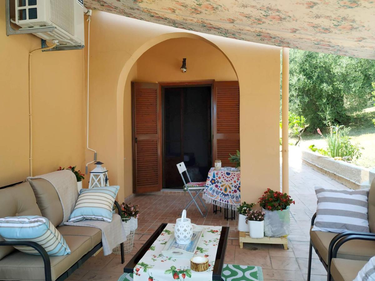 Family Holiday Apartment With Garden & Bbq Velonades  Екстер'єр фото