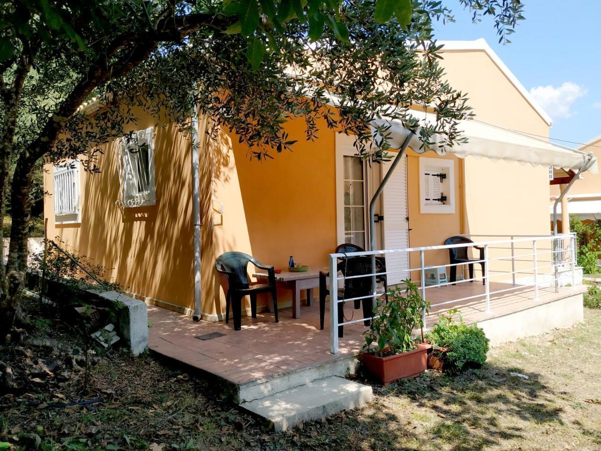 Family Holiday Apartment With Garden & Bbq Velonades  Екстер'єр фото