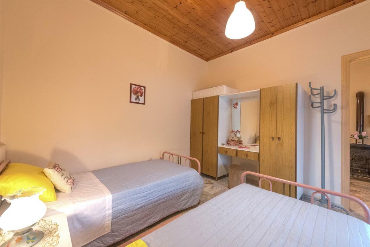 Family Holiday Apartment With Garden & Bbq Velonades  Екстер'єр фото