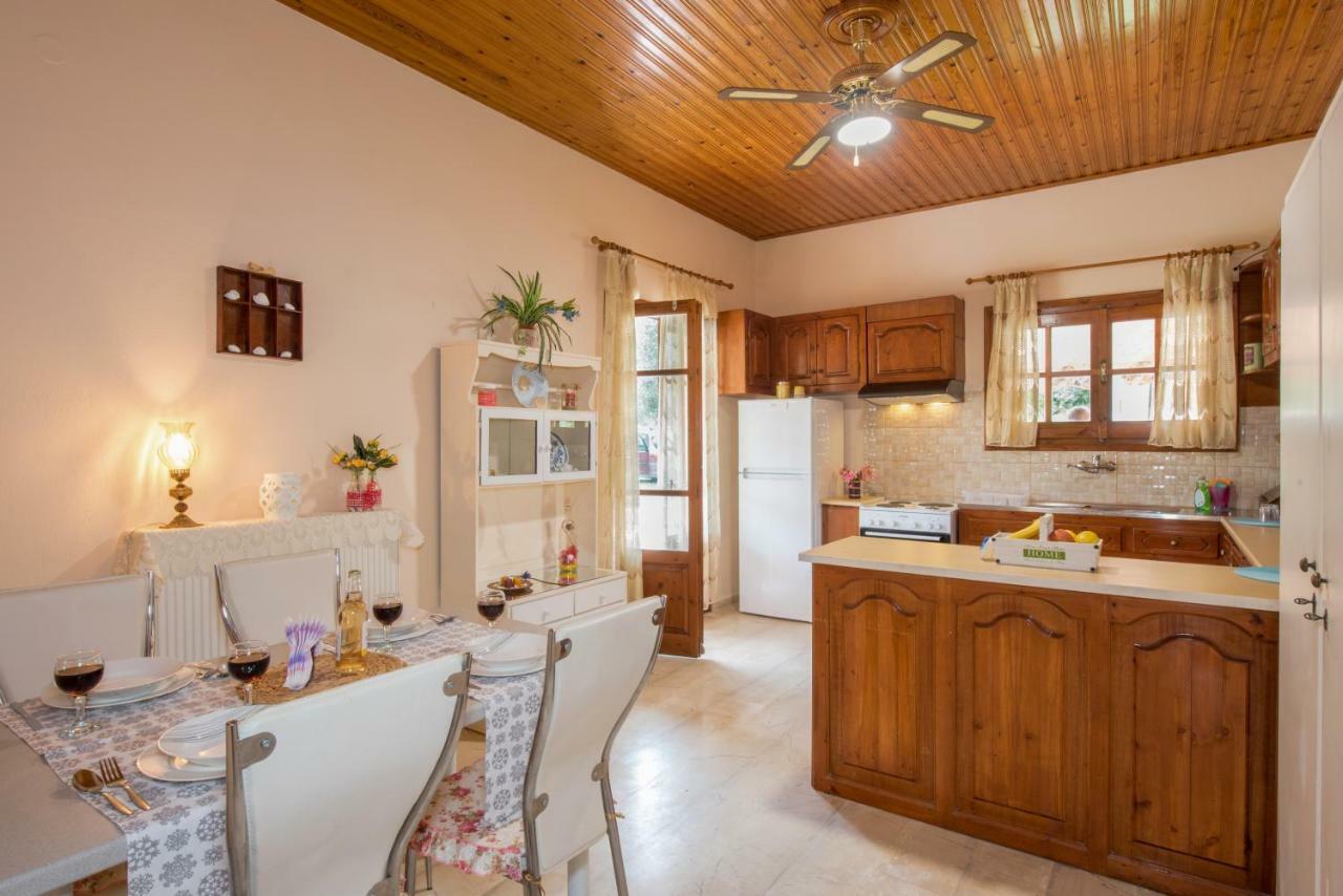 Family Holiday Apartment With Garden & Bbq Velonades  Екстер'єр фото