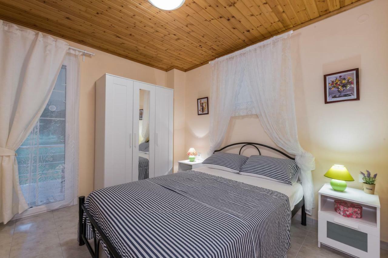 Family Holiday Apartment With Garden & Bbq Velonades  Екстер'єр фото