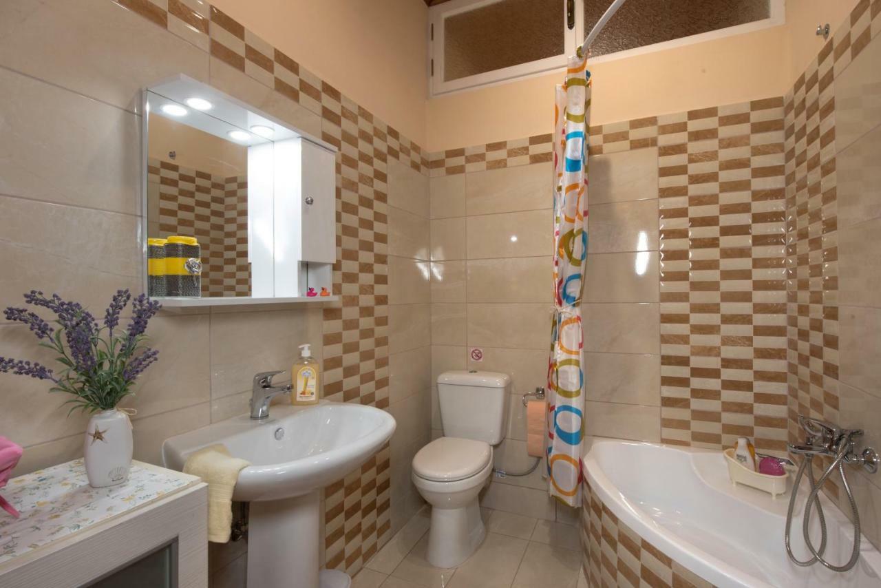 Family Holiday Apartment With Garden & Bbq Velonades  Екстер'єр фото