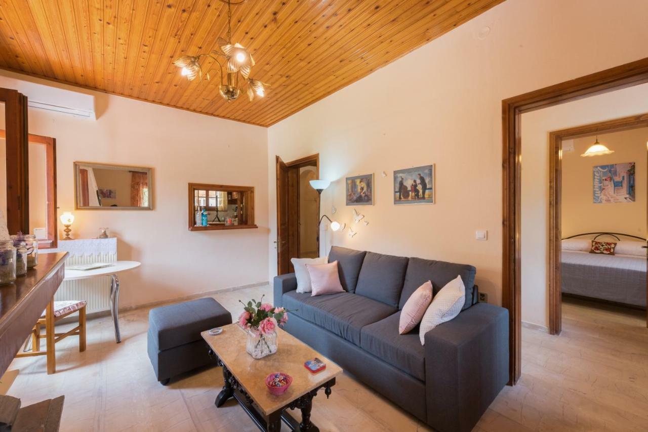 Family Holiday Apartment With Garden & Bbq Velonades  Екстер'єр фото
